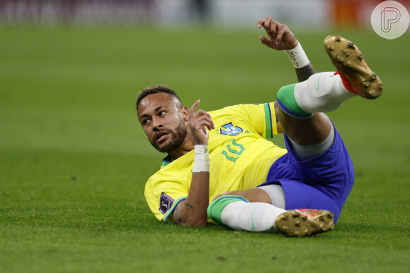 Neymar parecia animado antes de iniciar o jogo contra a Sérvia, mas o craque sofreu uma lesão em campo