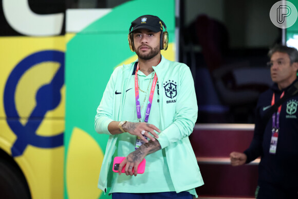 Neymar chegou ao estádio para a estreia do Brasil na Copa do Catar ouvindo música com fones de ouro