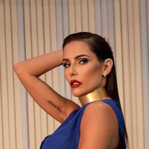 Deborah Secco está apostando em looks com tendências fashionistas para comentar a Copa do Mundo 2022