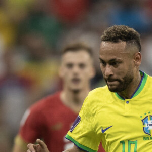Neymar foi o jogador que mais sofreu faltas na partida contra a Sérvia