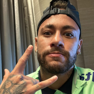 Neymar mostra pé machucado durante jogo do Brasil, em 26 de novembro de 2022