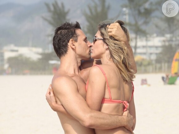 Na tentativa de fazer ciúmes e se vingar de Théo (Rodrigo Lombardi), Érica (Flávia Alessandra) beija Élcio (Murilo Rosa)