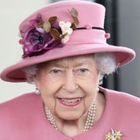 Amiga de rainha Elizabeth II se revolta com 'The Crown' e acusa série de ser 'pura fantasia'