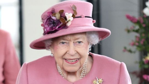 Amiga de rainha Elizabeth II se revolta com 'The Crown' e acusa série de ser 'pura fantasia'