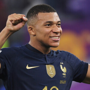 Aos 23 anos, Mbappé é um dos jogadores de futebol mais bem pagos do mundo. Ele ganha cerca de R$ 367 milhões!