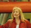Minissaia prateada e jaqueta vermelha cropped apareceram em look de Angélica na década de 90