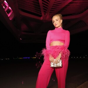 Look com a tendência Barbiecore e plumas foi escolha de Angélica para festa no Rio