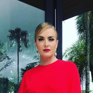 Vestido longo vermelho de Angélica garantiu look festa poderoso