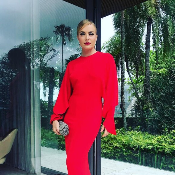 Vestido longo vermelho de Angélica garantiu look festa poderoso