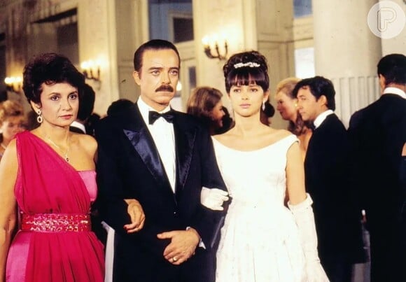 Fim da novela 'Bambolê': Cristina (Carla Marins) descobre não ser filha de Álvaro (Claudio Marzo); seu pai biológico é Barreto (Rubens de Falco)