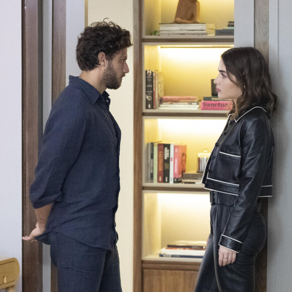 Chiara (Jade Picon) desenvolveria a síndrome de Münchausen na novela 'Travessia' para não perder Ari (Chay Suede)