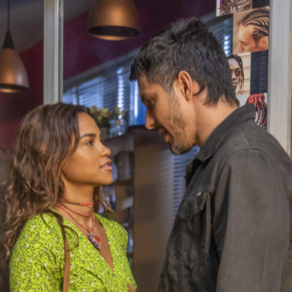 Moretti (Rodrigo Lombardi) não aceita de maneira alguma o namoro de Brisa (Lucy Alves) e Oto (Romulo Estrela) na novela 'Travessia'