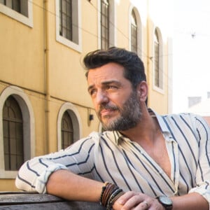 Moretti (Rodrigo Lombardi) passou a assustar Guida (Alessandra Negrini) com sua obsessão pelo namoro de Oto (Romulo Estrela) e Brisa (Lucy Alves) na novela 'Travessia'