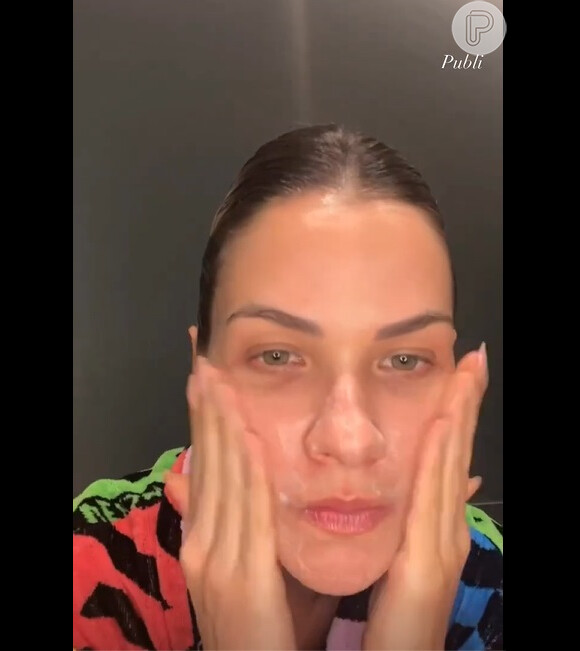 Andressa Suita lava o rosto em vídeo e exibe resultado