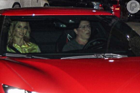 Boninho e Ana Furtado deixaram a festa de Angélica em uma Ferrari