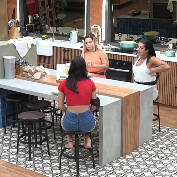 Deolane Bezerra afirmou estar preocupada aós volta de Babi
