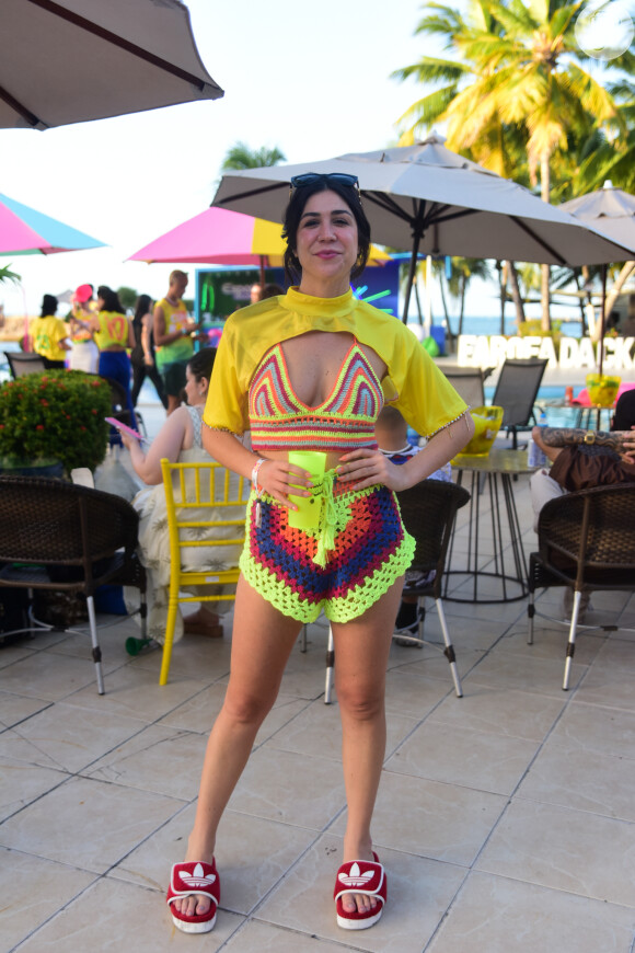 Crochê foi protagonista no look de Foquinha para a Coparofa: tons neons se destacaram no conjunto usado pela youtuber