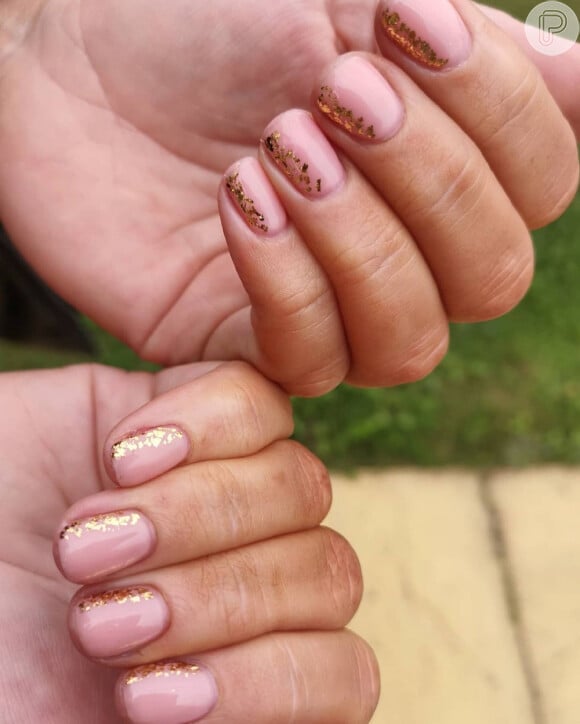 Unhas decorada com glitter dourado: aposte nesse visual para um mood elegante na Copa do Mundo