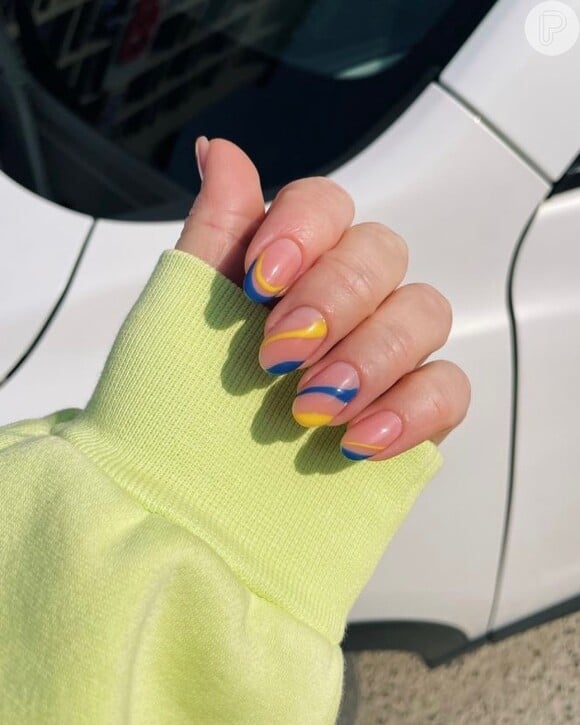 Unhas decoradas com formas geométricas: amarelo e azul se combinam nessa nail art para Copa do Mundo