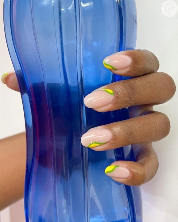 Unhas minimalista verde e amarelo: essa versão traz só a pontinha nas cores do Brasil e é perfeita para Copa do Mundo