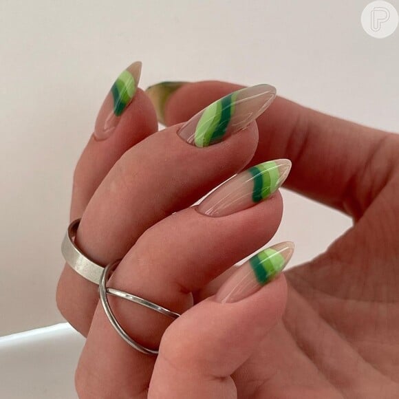 Unhas com listras horizontais em mix de verde é aposta certeira para usar na Copa do Mundo