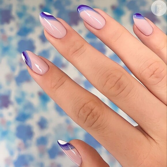 Unhas minimalistas para Copa do Mundo: diferentes tons de azul e branco se combinam nessa foto