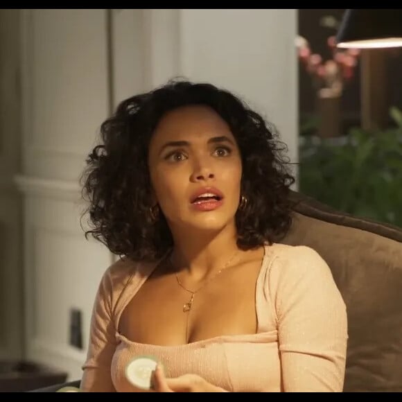 Novela 'Mar do Sertão': Xaviera (Giovanna Cordeiro) é flagrada por Tertulinho (Renato Góes) mexendo em seus pertences no capítulo de sexta-feira 16 de dezembro de 2022