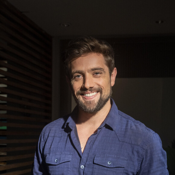 Rafael Cardoso vai ficar noivo de Maria Elisa/Marê (atriz não divulgada) na novela 'Amor Perfeito'