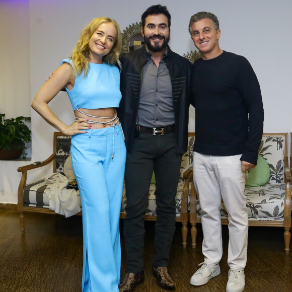 Angélica e Luciano Huck posaram com padre Fábio de Melo em bastidor de show