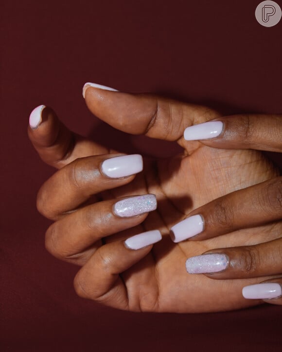 Unhas minimalistas com esmalte branco e glitter é versão decorada fácil para Natal ou Réveillon