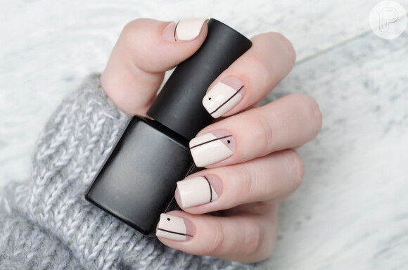 Unhas com nail art minimalista em bege e preto é versão moderna para usar no Natal e Réveillon