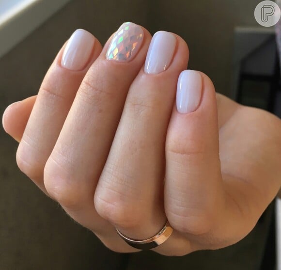 Unhas com efeito holográfico dão tom marcante às nail arts para Natal e Ano Novo