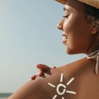 Qual o protetor solar ideal para o rosto e o corpo? Reunimos os 10 + vendidos para cuidar da pele no verão
