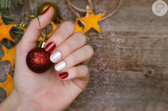 Unhas para Natal e Ano Novo podem misturar diferentes cores de esmalte na mesma mão
