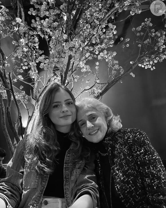 Clara Buarque em foto com a avó Marieta Severo; atriz estreia nas novelas em 'Travessia'