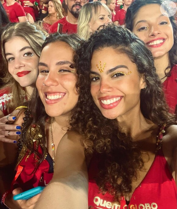 Clara Buarque ao lado de amigas em camarote do carnaval 2022 no Rio de Janeiro