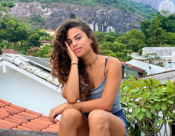Clara Buarque tem 24 anos e será Bia, uma estudante que se passa por estagiária de Cidália (Cassia Kis) na novela 'Travessia'