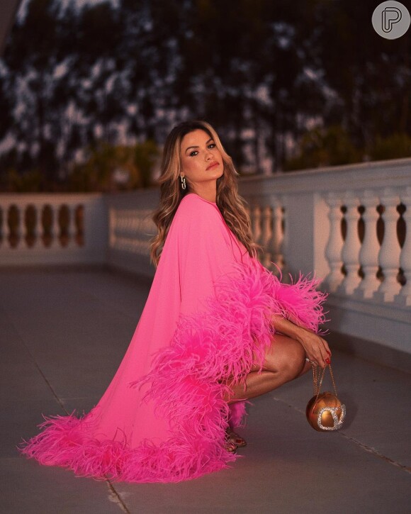 Vestido cor de rosa usado por Andressa Suita é da The Attico