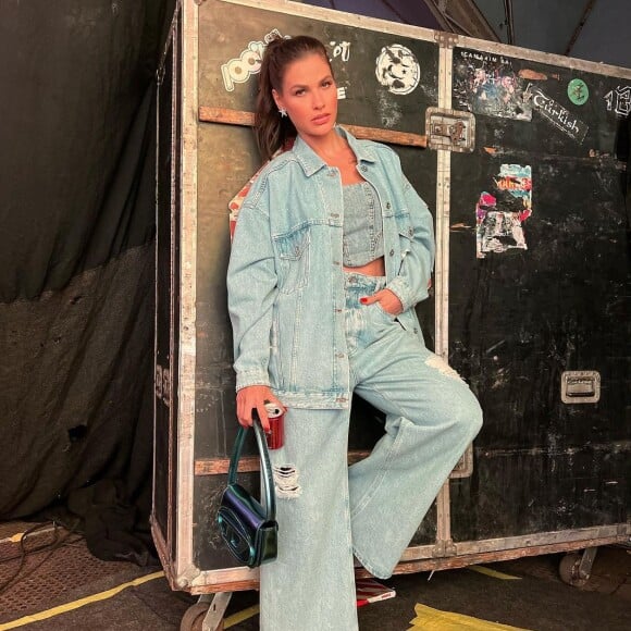 O look jeans de Andressa Suita ficou elegante por ter várias peças tendência