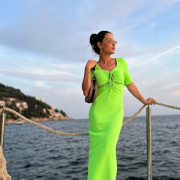 O vestido longo em verde neon foi escolhido por Andressa Suita para viagem