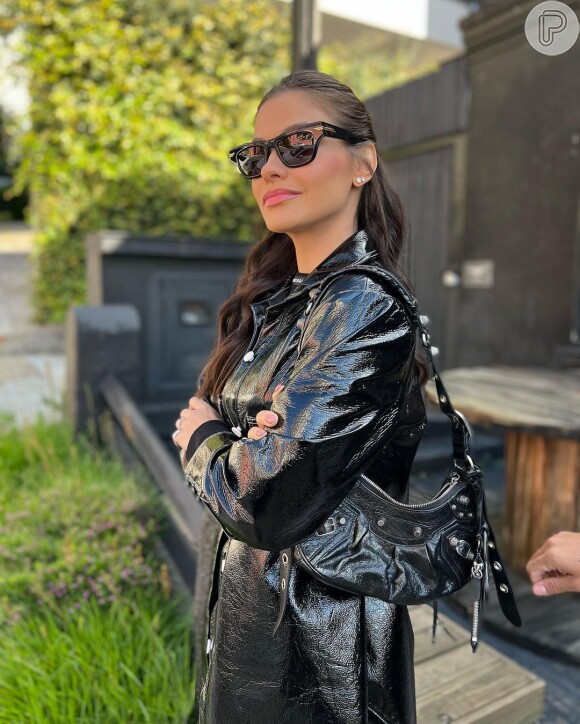 O look all black de Andressa Suita tem bolsa grifada da Balenciaga