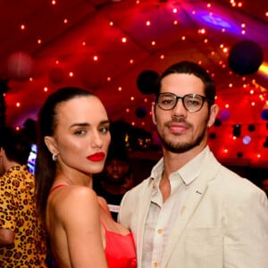 Rafa Kalimann apostou em vestido e batom vermelhos para festa com José Loreto
