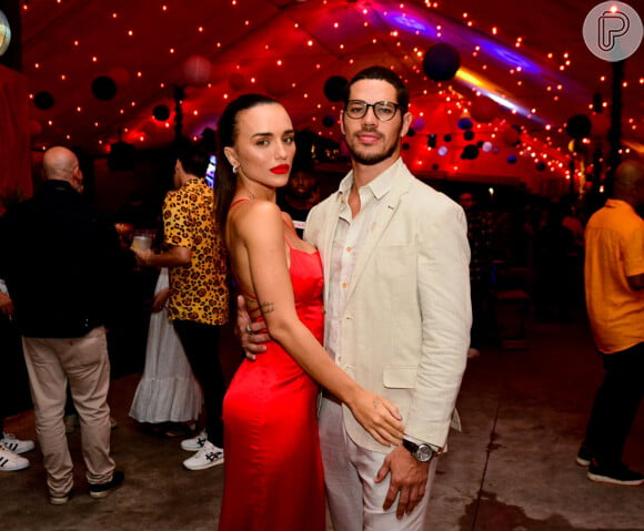 Rafa Kalimann apostou em vestido e batom vermelhos para festa com José Loreto