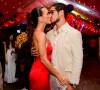 Rafa Kalimann ganhou beijo do namorado, José Loreto, em festa no Rio