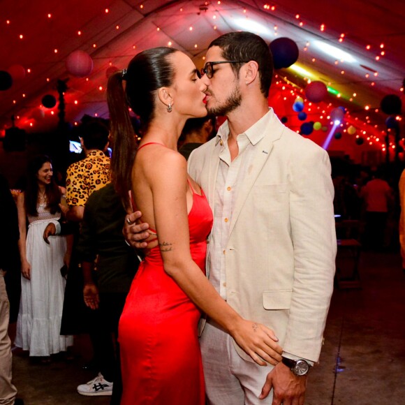 Rafa Kalimann ganhou beijo do namorado, José Loreto, em festa no Rio