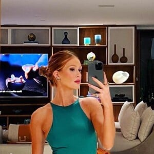 Marina Ruy Barbosa fez selfie com vestido verde para mostrar look completo