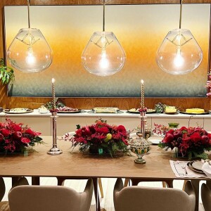 Marina Ruy Barbosa mostra decoração de Natal da casa em jantar com os pais, Gioconda e Paulo Ruy Barbosa