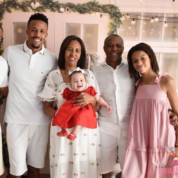 Éder Militão fez um ensaio com a família no primeiro Natal com a filha