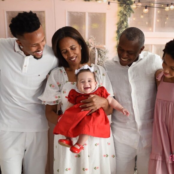 Éder Militão posou ao lado dos pais, dos irmãos e da filha Cecília