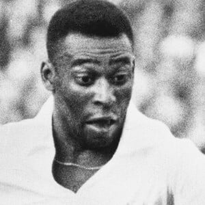 Pelé imortalizou a camisa 10 do Santos com o seu talento nos gramados